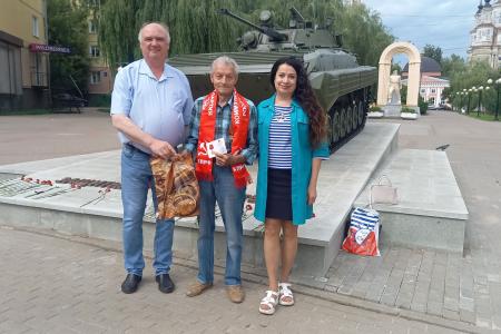 Калужская область. Местные коммунисты поздравили с профессиональным праздником и наградили ветерана военно-морского флота Н.И. Антонова