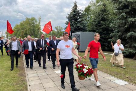 Заместитель Председателя ЦК КПРФ В.И. Кашин возложил цветы к мемориалу «Погибшим воинам-химикам» в г.о. Щёлково