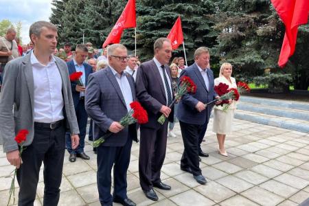 Заместитель Председателя ЦК КПРФ В.И. Кашин возложил цветы к мемориалу «Погибшим воинам-химикам» в г.о. Щёлково