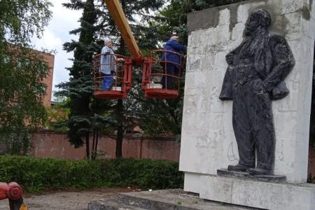 Обновили памятник В.И. Ленину возле брянского камвольного комбината