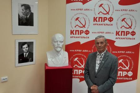 В Архангельске коммунисты организовали выставку к 90-летию Героя Социалистического Труда Ф.С. Гуляева. Открыл сам юбиляр