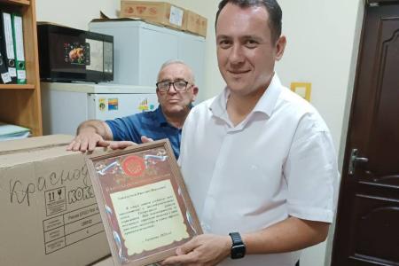 Краснодарский край. Депутаты фракции КПРФ Заксобрания края подарили многодетным семьям в Тихорецком районе канцтовары и школьные ранцы