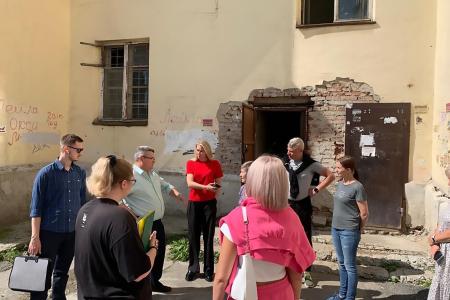 Екатеринбург. Депутат-коммунист Виктория Ивачева добилась признания аварийным общежития на ул. Военная, 7