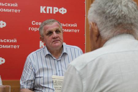 Николай Коломейцев провел в Севастополе депутатский прием