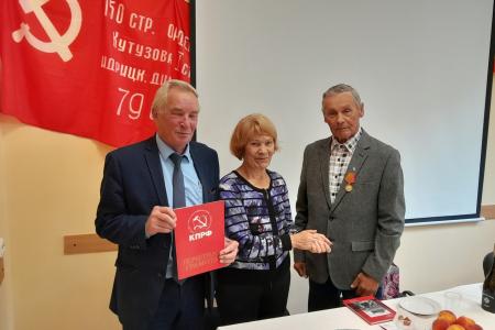 В Архангельске коммунисты организовали выставку к 90-летию Героя Социалистического Труда Ф.С. Гуляева. Открыл сам юбиляр