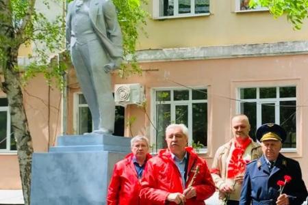 Краснодар. Активисты КПРФ завершили реконструкцию памятника В.И. Ленину на территории военного госпиталя