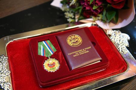 В.О. Коновалов вручил орден «За заслуги перед Хакасией» вдове и детям погибшего под Артёмовском депутата Верховного Совета республики коммуниста Д.А. Иванова