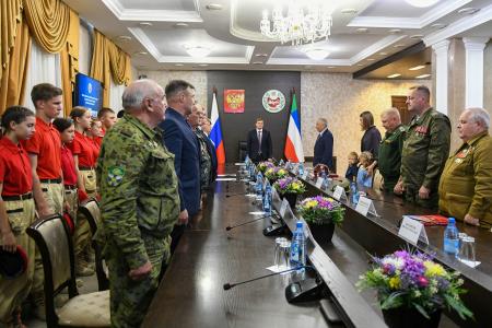 В.О. Коновалов вручил орден «За заслуги перед Хакасией» вдове и детям погибшего под Артёмовском депутата Верховного Совета республики коммуниста Д.А. Иванова