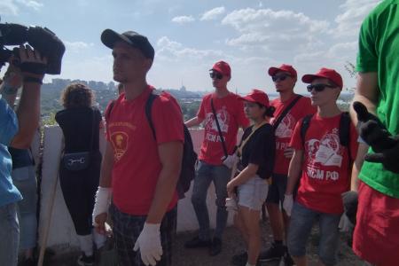 Пермские комсомольцы приняли участие в субботнике у Музея-диорамы
