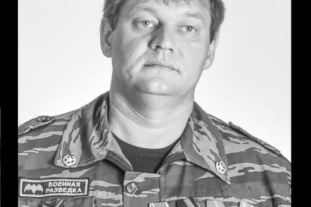 В.О. Коновалов вручил орден «За заслуги перед Хакасией» вдове и детям погибшего под Артёмовском депутата Верховного Совета республики коммуниста Д.А. Иванова