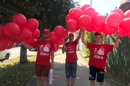 Костромские коммунисты провели праздничную акцию в День города и области