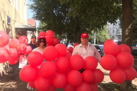 Костромские коммунисты провели праздничную акцию в День города и области