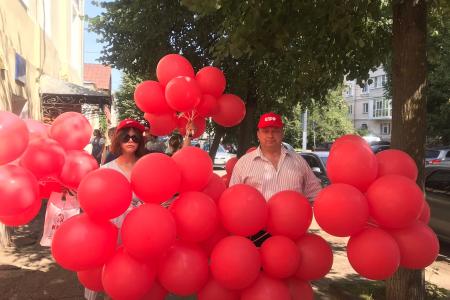 Костромские коммунисты провели праздничную акцию в День города и области