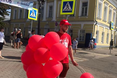 Костромские коммунисты провели праздничную акцию в День города и области