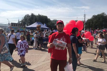 Костромские коммунисты провели праздничную акцию в День города и области