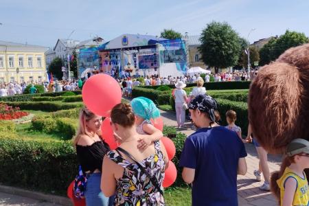 Костромские коммунисты провели праздничную акцию в День города и области