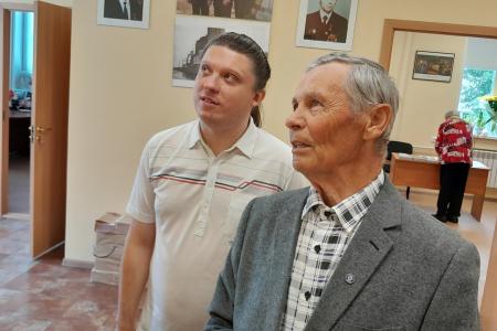 В Архангельске коммунисты организовали выставку к 90-летию Героя Социалистического Труда Ф.С. Гуляева. Открыл сам юбиляр