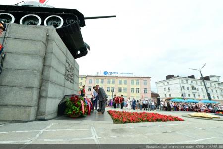 "За Родину! За Сталина! За Победу!". Состоялась церемония поднятия Красного знамени в городе Орле
