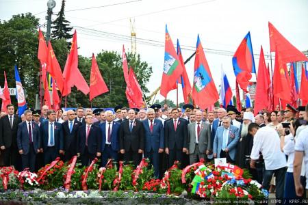 "За Родину! За Сталина! За Победу!". Состоялась церемония поднятия Красного знамени в городе Орле