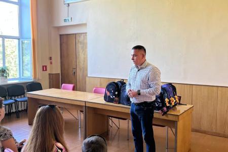 В Ульяновской области сенатор РФ Айрат Гибатдинов вручил школьные принадлежности подопечным детского дома «Орбита»