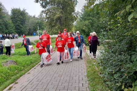 Коммунисты Ивановской области поздравили жителей Заволжского района с юбилеем