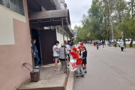 Коммунисты Ивановской области поздравили жителей Заволжского района с юбилеем