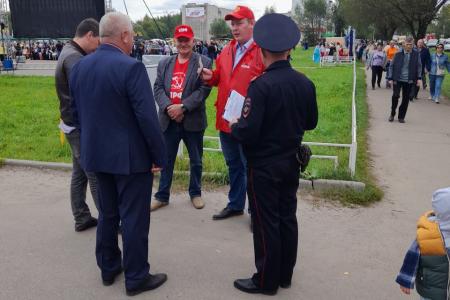 Коммунисты Ивановской области поздравили жителей Заволжского района с юбилеем