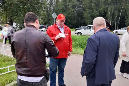 Коммунисты Ивановской области поздравили жителей Заволжского района с юбилеем