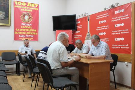 Николай Коломейцев провел в Севастополе депутатский прием