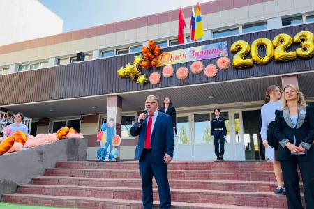 Заместитель Председателя Мособлдумы - руководитель фракции КПРФ Александр Наумов поздравил с Днём знаний учеников СОШ №1 в Домодедово