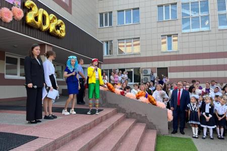 Заместитель Председателя Мособлдумы - руководитель фракции КПРФ Александр Наумов поздравил с Днём знаний учеников СОШ №1 в Домодедово