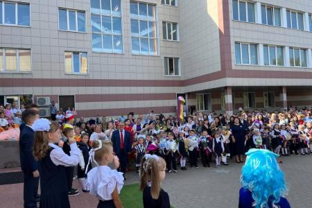 Заместитель Председателя Мособлдумы - руководитель фракции КПРФ Александр Наумов поздравил с Днём знаний учеников СОШ №1 в Домодедово