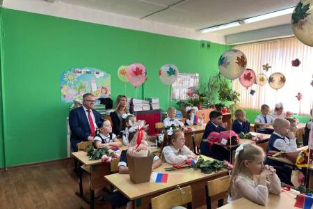 Заместитель Председателя Мособлдумы - руководитель фракции КПРФ Александр Наумов поздравил с Днём знаний учеников СОШ №1 в Домодедово