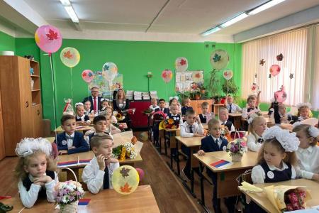 Заместитель Председателя Мособлдумы - руководитель фракции КПРФ Александр Наумов поздравил с Днём знаний учеников СОШ №1 в Домодедово