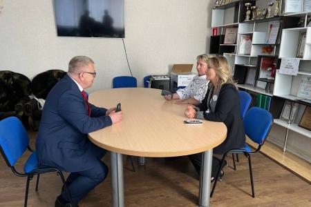 Заместитель Председателя Мособлдумы - руководитель фракции КПРФ Александр Наумов поздравил с Днём знаний учеников СОШ №1 в Домодедово
