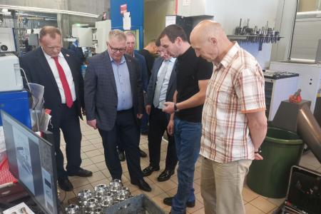 Кандидат на должность Губернатора Московской области от КПРФ Александр Наумов посетил предприятие «Оверхол-Про» в Балашихе