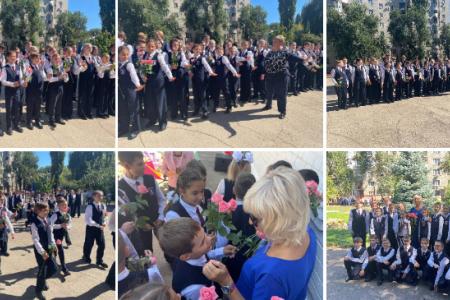 Ольга Алимова посетила торжественную линейку гимназии №8 города Энгельса