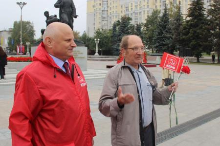 Равнение – на Победу! Брянские коммунисты отметили 80-летие освобождения города от немецко-фашистских захватчиков
