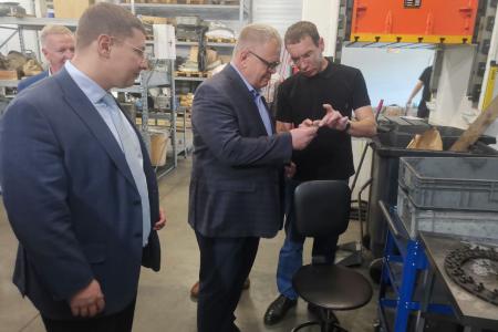 Кандидат на должность Губернатора Московской области от КПРФ Александр Наумов посетил предприятие «Оверхол-Про» в Балашихе
