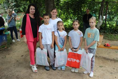 Калужские коммунисты помогают многодетным семьям калужан подготовить детей к школе