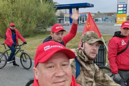 Коммунисты Тюмени провели акцию по раздаче газеты «Правда»
