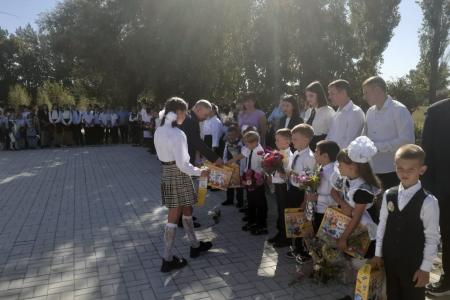 В Волгограде депутаты-коммунисты поздравили школьников и студентов с Днем знаний