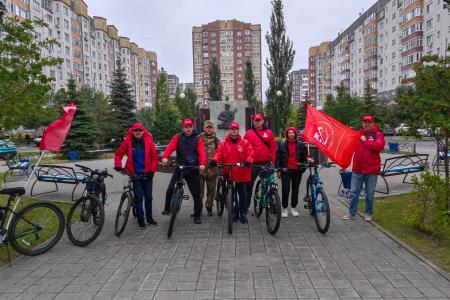 Коммунисты Тюмени провели акцию по раздаче газеты «Правда»