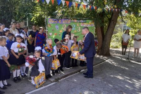 В Волгограде депутаты-коммунисты поздравили школьников и студентов с Днем знаний