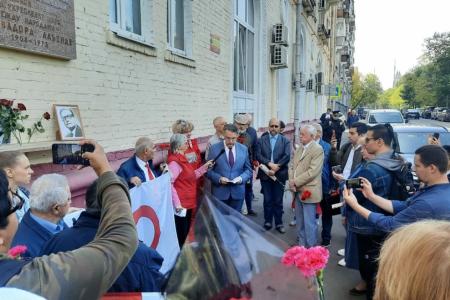 Москва. Алые гвоздики Товарищу Президенту - Сальвадору Альенде