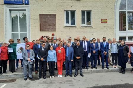 Москва. Алые гвоздики Товарищу Президенту - Сальвадору Альенде
