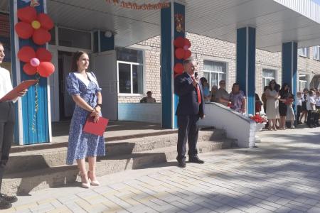 В Волгограде депутаты-коммунисты поздравили школьников и студентов с Днем знаний