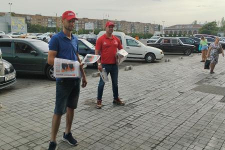 Донецкие коммунисты, несмотря на обстрелы, агитируют на улицах города