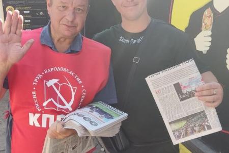 Донецкие коммунисты, несмотря на обстрелы, агитируют на улицах города