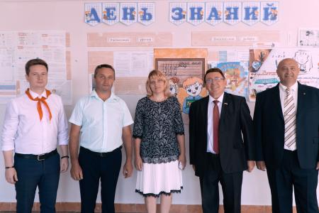 Н.Н. Иванов посетил линейку в Никольской школе Орловской области